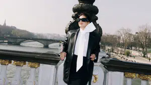 Ünlü sanatçı Sibel Can, Paris pozlarıyla konuşuluyor