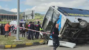 Bartın'da can pazarı! Üniversite önünde halk otobüsü otomobilin üzerine devrildi