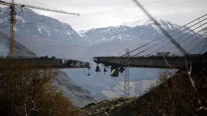 İran’da dehşet gecesi: Tehdit gerçeğe döndü! Demir yolu köprüsü vuruldu!