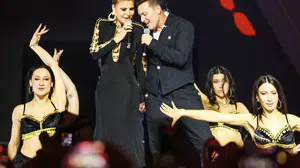 Gülben Ergen ve Mustafa Sandal’dan sahnede sürpriz düet