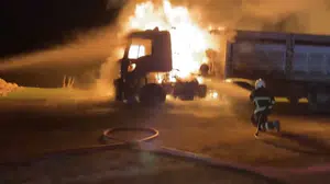 Alevler geceyi sardı! Mardin’de tır cayır cayır yandı