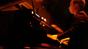 Beyoğlu’nda büyülü gece: Hüsnü Arkan binlerce mum arasında söyleyecek!