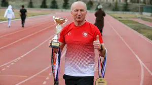 Sigarayı bıraktı, madalya canavarı oldu: Erzurumlu polisin pistlerdeki inanılmaz dönüşümü!