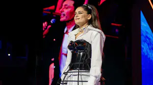 Atiye 10 dansçısıyla büyüleyici performans sergiledi