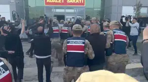 Yaka paça cezaevine! Eski valinin oğlu öfkeli kalabalığın arasından güçlükle çıkarıldı