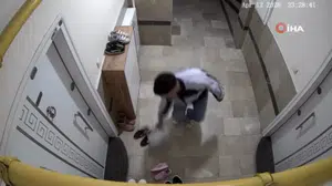 Yok artık dedirten hırsızlık! Ev sahibi kameradan izlerken ayakkabıları çalıp gitti!