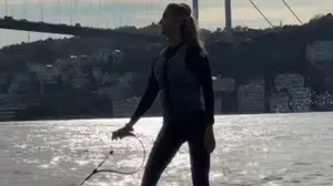 Çağla Şıkel’den su üstünde nefes kesen şov! Adeta denizin üstünde uçtu