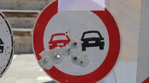 Silahlı magandaların hedefi olan trafik levhalarının yenileme bedeli 5 bin liraya ulaştı
