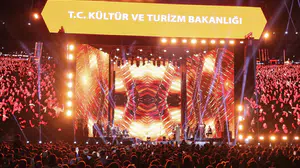 Ebru Yaşar Eskişehir Kültür Yolu Festivali'nde binlerce hayranını coşturdu
