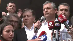 Özel, Genel Merkez’i terk etti: Meclis'e yürüyüş başladı