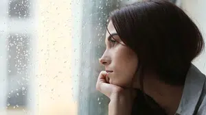 Mevsim geçişleri kadınları gerçekten etkiliyor mu? Belirtileri nelerdir? Nasıl Geçer?