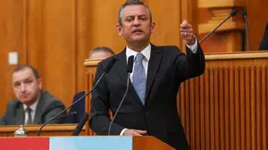 Tartışmalı grup toplantısı başladı: Özel, CHP Genel Merkezini hedef aldı