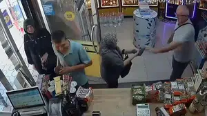Büfede karşılaştığı kocasına ateş etmek istedi! o anlar kamerada