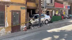 Bursa'da korku dolu dakikalar: Freni boşalan araç binaya saplandı!