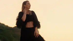 Zeynep Avcı "Ders Olsun" şarkısını yeni yorumuyla dinleyicilere sundu