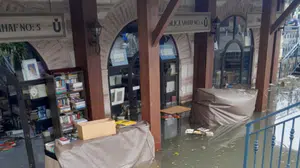 İstanbul'da şiddetli yağışın bilançosu: Sahaflar Çarşısı'nda kitaplar çöpe gitti