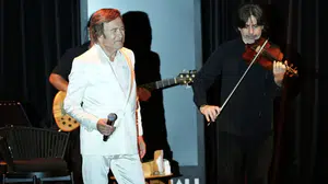 Erol Evgin Bodrum'da hayranlarını akustik yolculuğa çıkardı