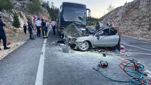 Tur otobüsü ile otomobilin çarpıştığı kazada 1 kişi öldü