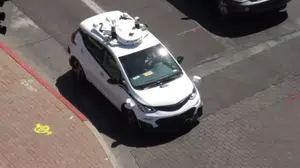 Sürücüsüz taksiler güvenli mi? İnsanlar mı daha iyi sürer, robot taksi kaza yapar mı, Waymo taksiler güvenli mi?