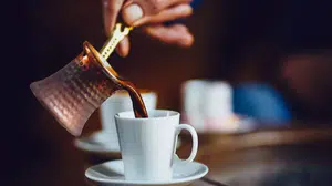 Her gün kahve içmek zararlı mı faydalı mı? Günde kaç fincan kahve içilmeli, aç karnına kahve içilir mi?