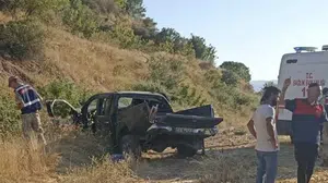 Palu'da kamyonet şarampole yuvarlandı, 2 kişi yaralandı
