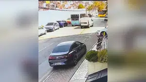 Sıkıştığı araçtan çıkarılan mahalle bekçisi hastaneye kaldırıldı