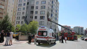 Kayseri'de 9 katlı binada çıkan yangında 1'i çocuk 3 kişi mahsur kaldı