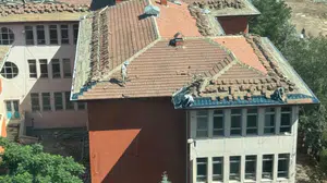 İş güvenliği yine kağıt üstünde kaldı: Çatıda tehlikeli onarım!