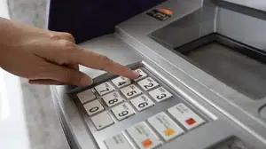 ATM kartı neden yutar, kart ATM’de kalırsa ne yapılır, kart nasıl geri alınır, banka nasıl aranır?