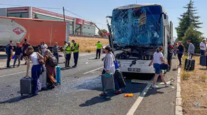 Uşak'ta yolcu otobüsü kamyona çarptı: Kazada çok sayıda yaralı var