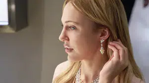 Meryem Uzerli Doha'daki DJWE 2026'da Prenses Diana'nın ikonik tacını denedi