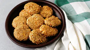 Ballı çıtır kurabiye nasıl yapılır? Mayasız yapılabilir mi, susam kavrulmalı mı, kaç derecede pişer, tereyağı yerine sıvı yağ olur mu, kıtır olmasının sırrı ne?