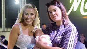 Şarkıcı Maral sahnede kucağına aldığı minik adaşına altın hediye etti