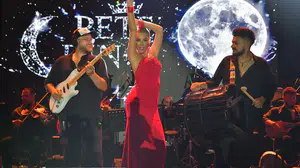 Petek Dinçöz Geyikli'deki Zafer Bayramı konserinde çocuklarla marş söyledi
