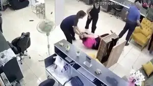 'Anneme dokunma' çığlıkları Yetmedi: Kuaför salonunu basıp ortalığı birbirine kattılar!