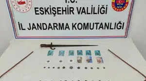 Eskişehir’de evden tarihi eser çıktı: 46 sikke ve kılıç