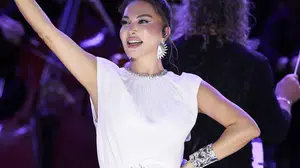 Ebru Yaşar İzmir’de sezon finali konserinde binlerce hayranıyla buluştu