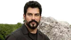Burak Özçivit? Kaç yaşında, nereli, eşi kim, kaç çocuğu var, serveti ne kadar, alevi mi?