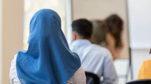 Avusturya'da okullarda başörtüsü yasağı yürürlüğe girdi: İhlal eden velilere 800 avro ceza!