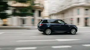 Range Rover devrim yapıyor: İlk tam elektrikli model sahneye çıktı!