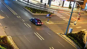 Düzce'de çarptığı otomobilin camından içeri giren motosikletlinin kaza anı kamerada