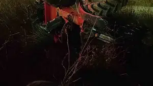 Lapseki'de şarampole devrilen traktörün sürücüsü hayatını kaybetti