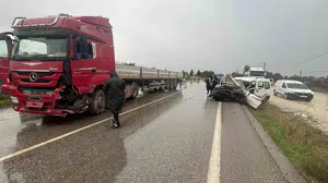 İzmir'in Ödemiş ilçesinde tırla kamyonet çarpıştı: 1 ölü, 1 yaralı
