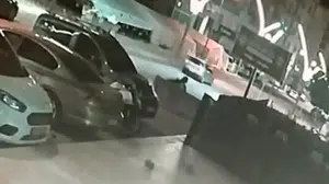 Batman'da evine yürüyen kadına kapkaç anı güvenlik kamerasına yansıdı