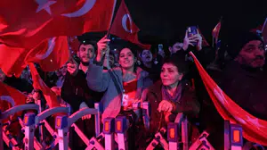 Bursa'da yağmura rağmen Cumhuriyet coşkusu Ferhat Göçer konseriyle yaşandı