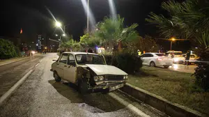 Adana'da şiddetli yağış nedeniyle otomobil sulama kanalına düştü: 2 yaralı