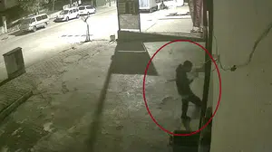 Siirt'te ayakta durmakta güçlük çeken şahsın iş yeri camını kırdığı anlar kamerada