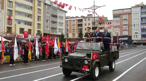 Kars'ta Cumhuriyet'in 103. yılı kutlamalarında 103 öğrenci halay çekti