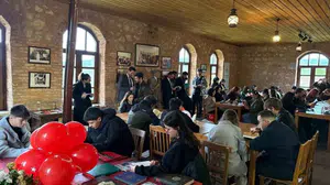 Balıkesir'de üniversite öğrencileri tarihi Akbaş İlkokulunda kitap okudu