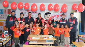 Eskişehir'de jandarma personeli minik öğrencilerle sınıfları 29 Ekim için süsledi